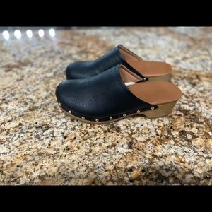 Universal Thread Women’s Clogs